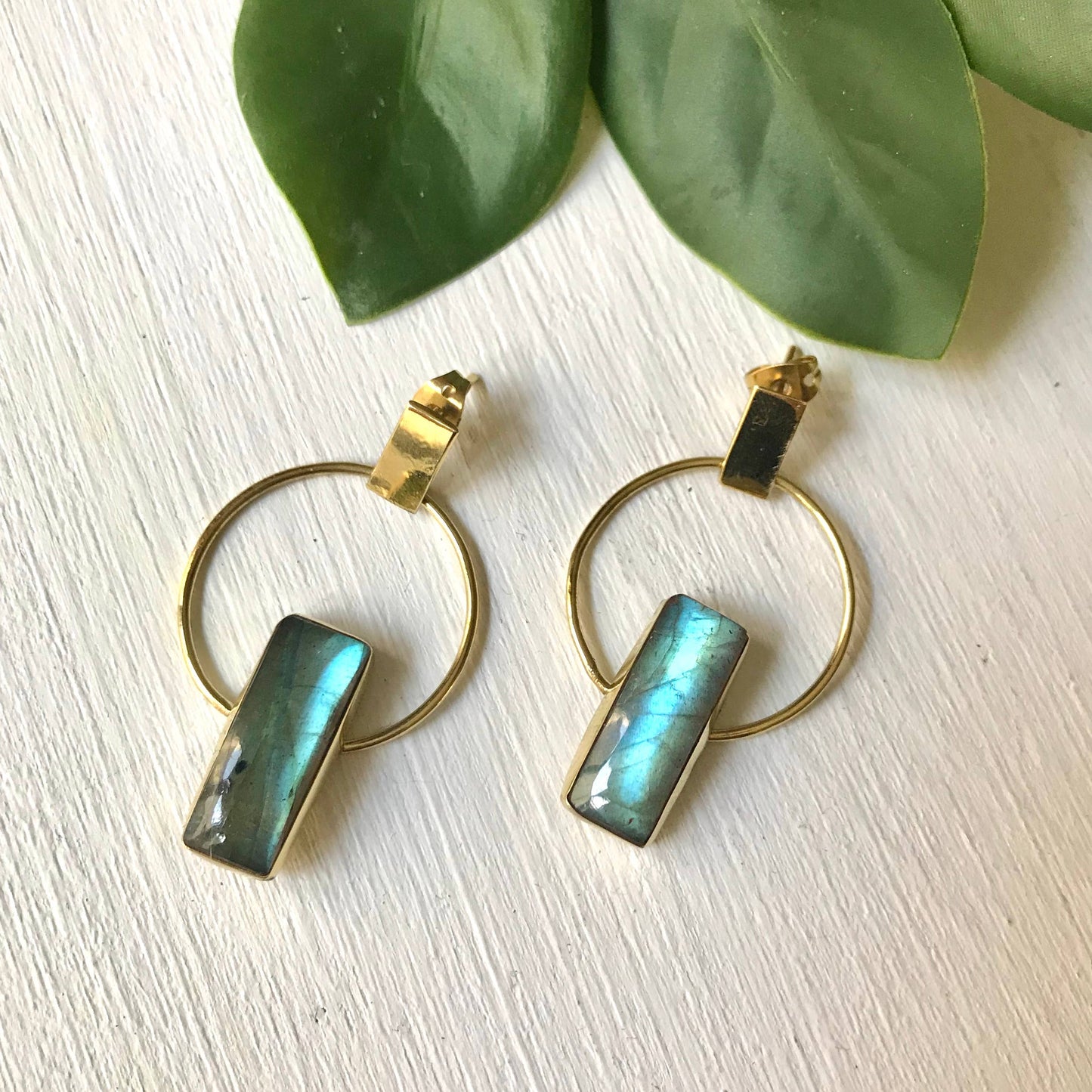 Baizaar | Long Labradorite Stone in a Circle