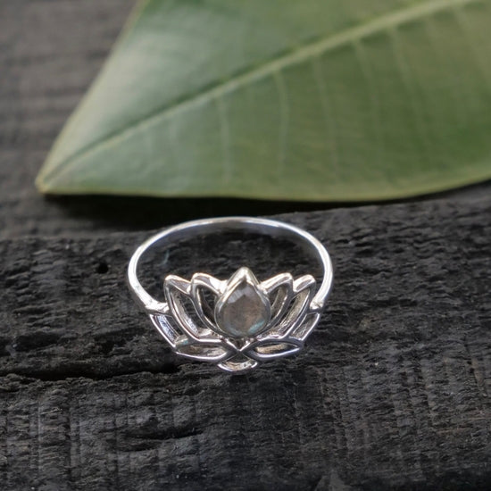 SR048| Sterling Silver Lotus Ring ft. Faceted Labradorite Stone
