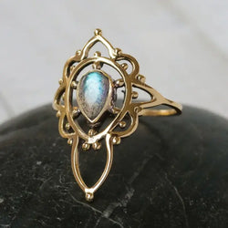 BR105 | Decorated brass ring with Labradorite